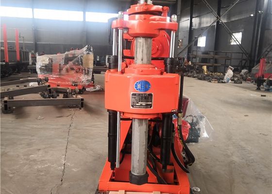 100 metre derinlikte sondaj yapmak için dizel motorlu sarı jeolojik sondaj makinesi mühendislik için 42 mm çubuklar